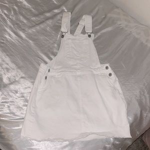 This white overall dress is a medium in kids size. This outfit was warn twice 🤍
